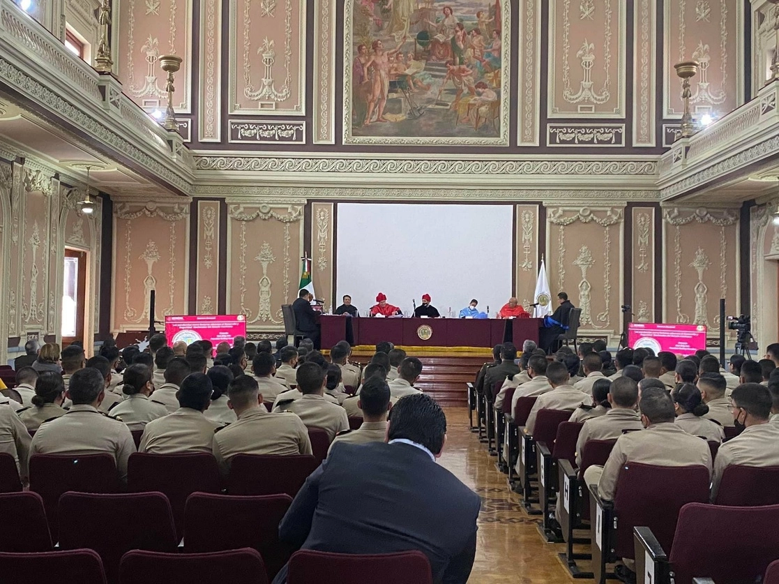 Durante el examen doctoral del general Francisco Garibay González, uno de los graduados de la primera generación del IMEESDN. Imagen tomada de https://twitter.com/IMEESDN