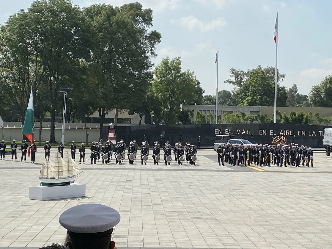 Durante la ceremonia de graduación de elementos de la Semar y la Sedena, el 14 de julio de 2022. Foto tomada del Twitter de @arturotaipan