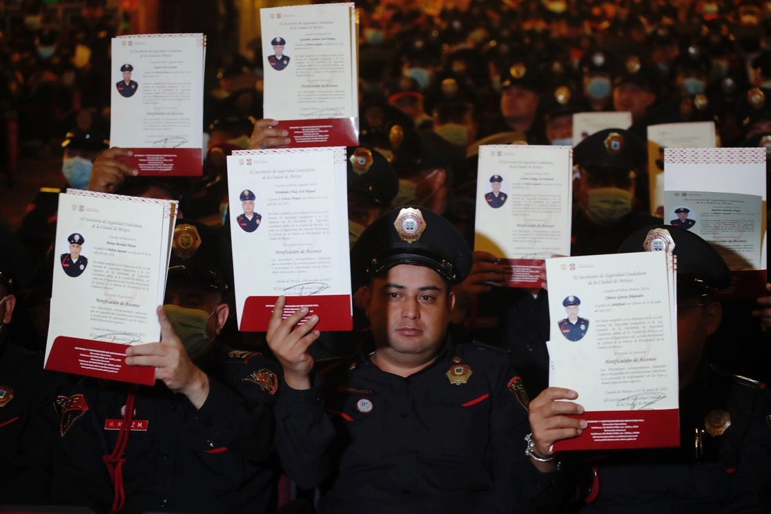 El pasado 22 dee septiembre, elementos de la Secretaría de Seguridad Ciudadana de la CDMX fueron reconocidos, durante el 81 aniversario de la Policía Bancaria e Industrial, en el Teatro Metropolitan. Foto Cristina Rodríguez