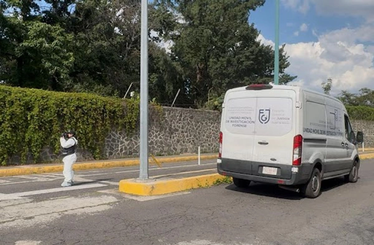Servicios periciales afuera del CCH Sur, luego de la agresión de un alumno a un compañero, quien murió a causa del ataque, en la Ciudad de México, el 22 de septiembre de 2025. 