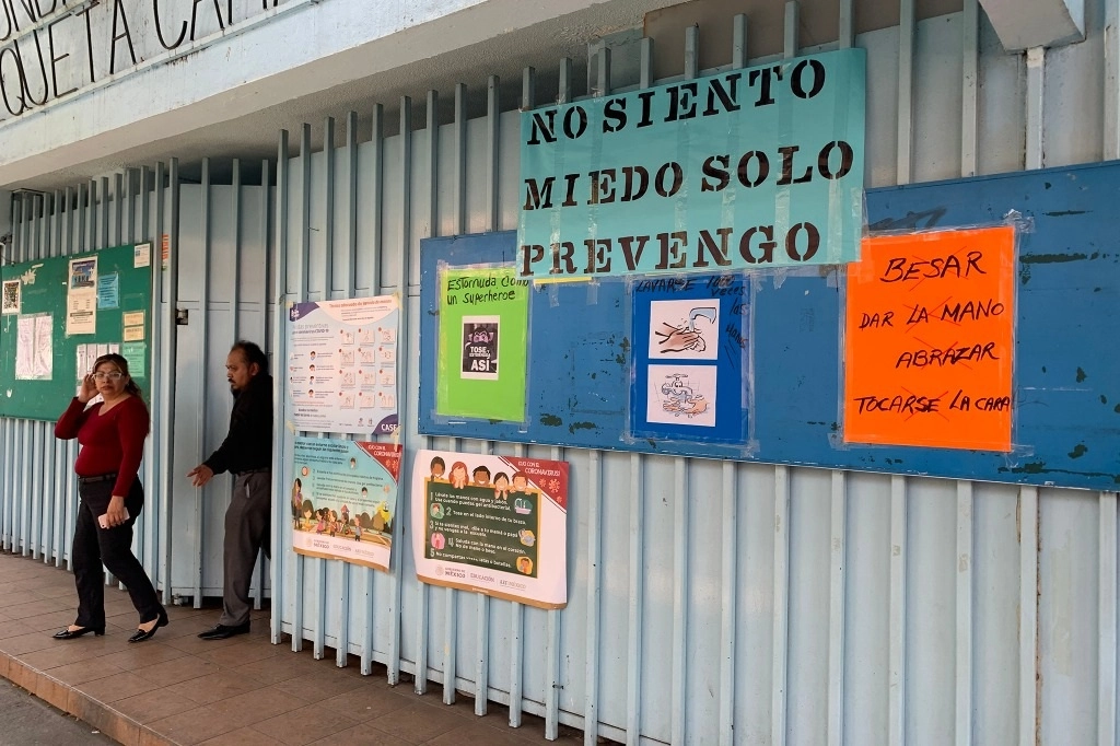 Campaña de salud en una escuela secundaria de la Ciudad de México, en imagen de marzo de 2020. Foto José Antonio López 
