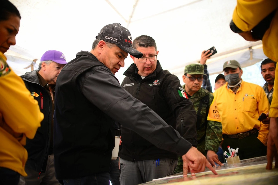 El gobernador de Coahuila, Miguel Ángel Riquelme, supervisa la estrategia de rescate de los mineros atrapados en El Pinabete. Foto Cuartoscuro / Archivo