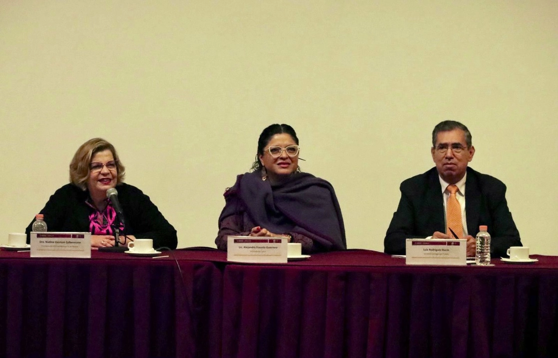 La titular de Inmujeres, Nadine Gassman; la secretaria de Cultura, Alejandra Frausto; y el subsecretario de Seguridad, el general Luis Rodríguez Bucio, durante la presentación del informe del Grupo Interinstitucional de  Estrategia Nacional de Protección Integral, el 27 de febrero de 2023. Foto tomada de Twitter @inmujeres
