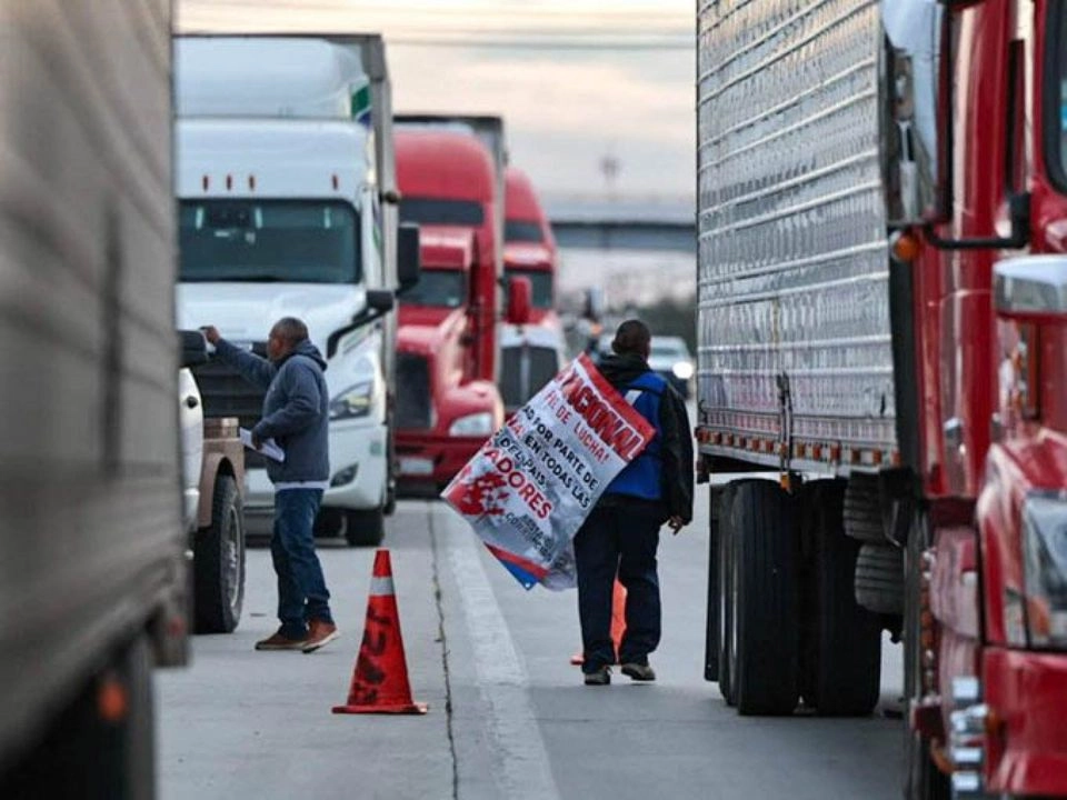 Transportistas pertenecientes a la ANTAC, durante una manifestación en diversas casetas del país para exigir al gobierno seguridad en las carreteras por los asaltos al transporte de carga. 