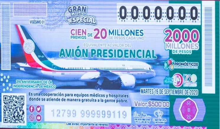 Imagen ilustrativa de los billetes de la rifa del avión presidencial, difundida por el presidente López Obrador durante una de sus conferencias matutinas. Foto Pablo Ramos / Archivo