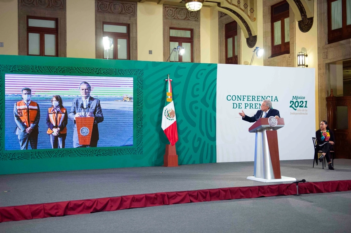 El canciller Marcelo Ebrard, durante un enlace desde el AICM a la conferencia presidencial matutina, dio cuenta de que suman 30 millones 200 mil dosis de vacunas contra el Covid-19, el 19 de mayo de 2021. Foto cortesía de Presidencia 