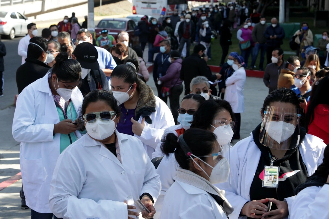 Personal médico en espera de recibir la vacuna en la CDMX. Foto Roberto García Ortiz