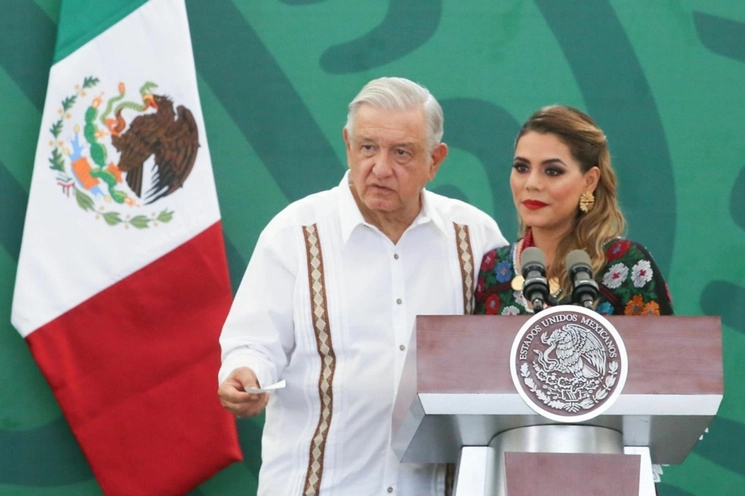 El presidente Andrés Manuel López Obrador y la gobernadora del estado Evelyn Salgado, durante la conferencia de prensa matutina en las instalaciones de la Doceava Región Naval de Acapulco. Foto Cuartoscuro