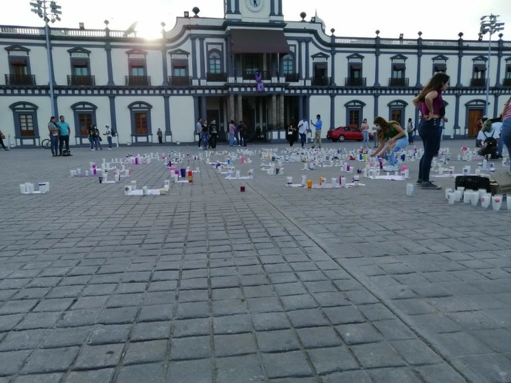 Con veladoras y fotos de Diana quien estudiaba en la UAN, colectivos feministas exigieron justicia por su asesinato. Foto Myriam Navarro /Archivo