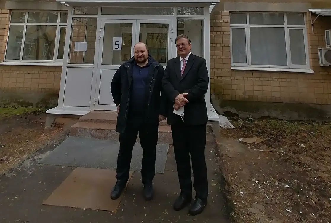 El canciller Marcelo Ebrard con el Dr Denis Logunov, integrante del equipo de 350 personas que crearon la vacuna Sputnik V, en el Centro Nacional de Investigación de Epidemiología y Microbiología Gamaleya, en Moscú. Foto: @m_ebrard