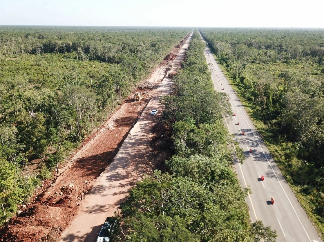 Construcción del Tren Maya junto a la autopista Cancún-Mérida. Foto Cuartoscuro / Archivo