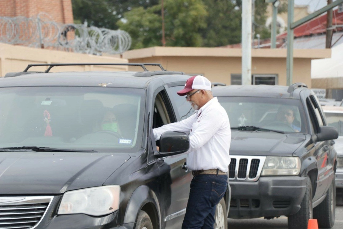 Los más de 13 mil vehículos ya están siendo emplacados por el Gobierno de Tamaulipas a través de la Oficina Fiscal del Estado, indicó la alcaldesa neolaredense. Foto Carlos Figueroa

