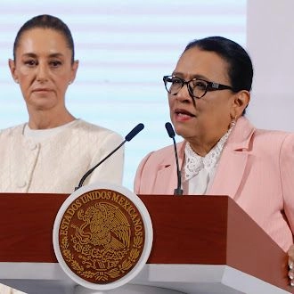 La presidenta Claudia Sheinbaum y la secretaria de Gobernación, Rosa Icela Rodríguez, durante la conferencia de esta mañana  