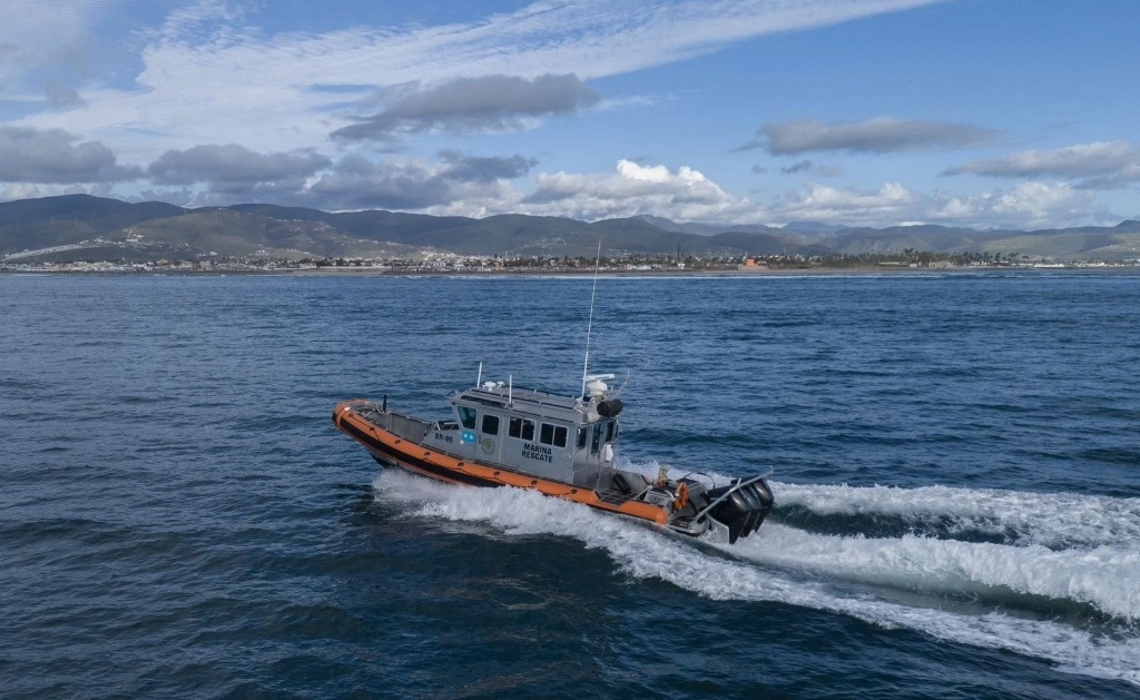 El accidente acuático ocurrió en la Playa Coronita, cerca de la guarnición militar El Ciprés del municipio de Ensenada, BC, donde 11 elementos de la Sedena fueron arrastrados por la corriente del mar mientras realizaban una práctica. Un equipo desplegado en la zona inició la búsqueda de los militares. Foto Omar Martínez / 'La Jornada Baja California' 