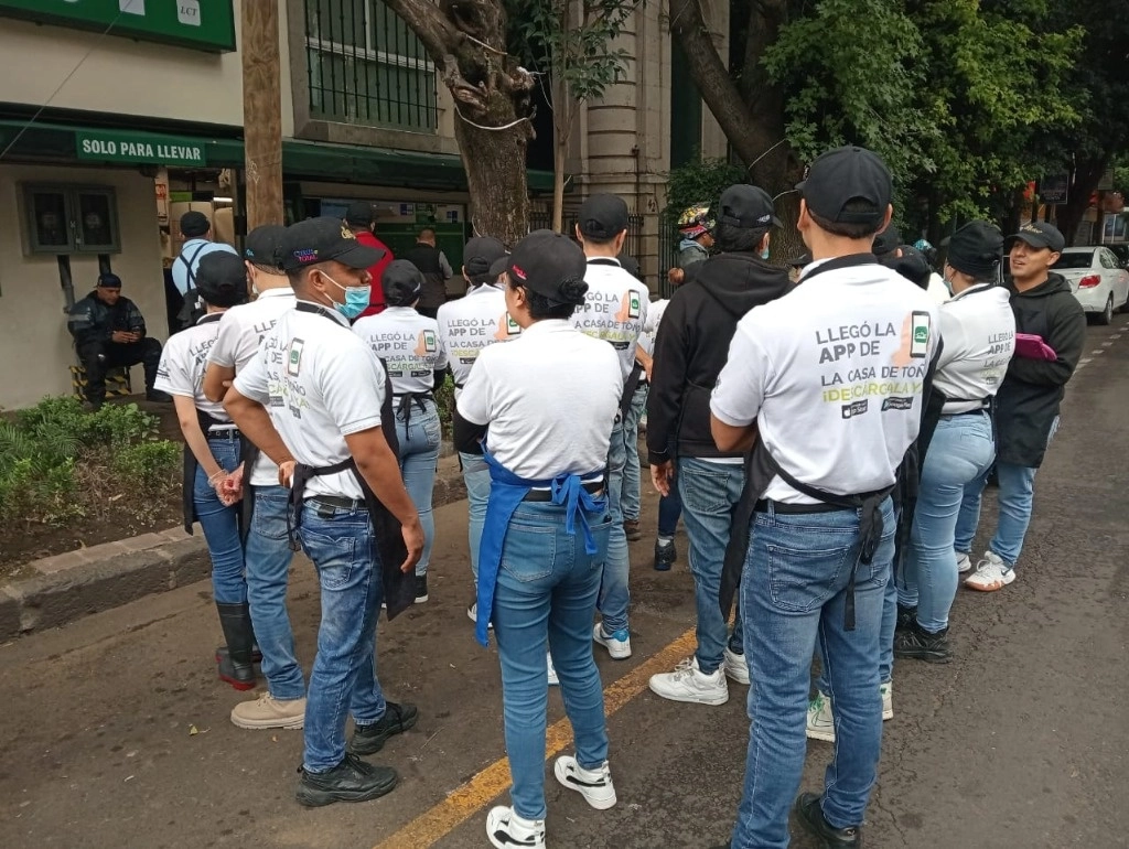 Empleados y oficinistas salen de sus centros de trabajo tras percibir el microsismo en la colonia Nápoles, en la Ciudad de México, el 26 de septiembre de 2024. Foto José Antonio López