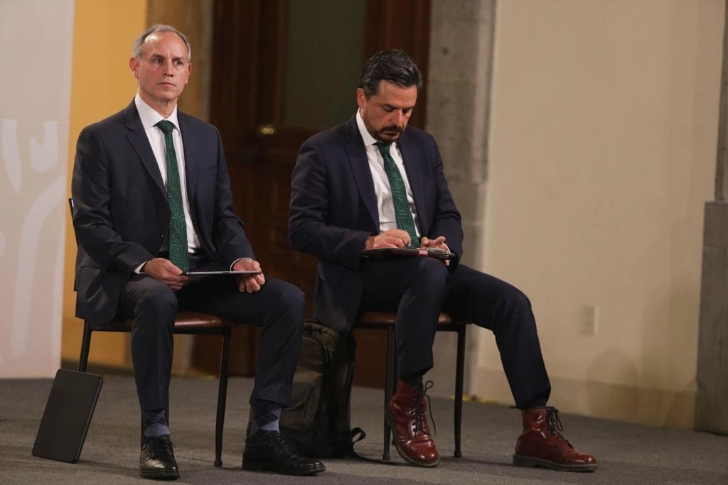 El subsecretario de Prevención y Promoción de la Salud, Hugo López-Gatell, y el director general del IMSS, Zoé Robledo, durante la conferencia presidencial matutina en Palacio Nacional, en la Ciudad de México, el 11 de abril de 2023. Foto Pablo Ramos