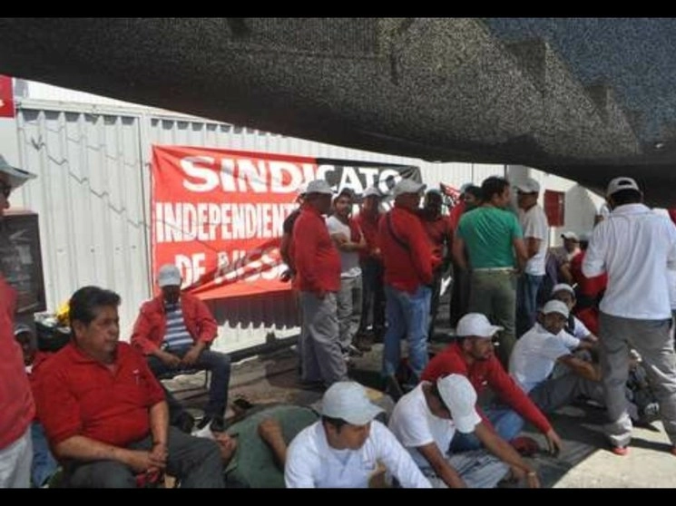La Secretaría del Trabajo dijo que tras la implementación de la reforma ningún sindicato podrá exigir la firma de un contrato colectivo ni emplazar a huelga sin tener el respaldo de 30 por ciento de los trabajadores. Foto Rubicela Morelos / Archivo