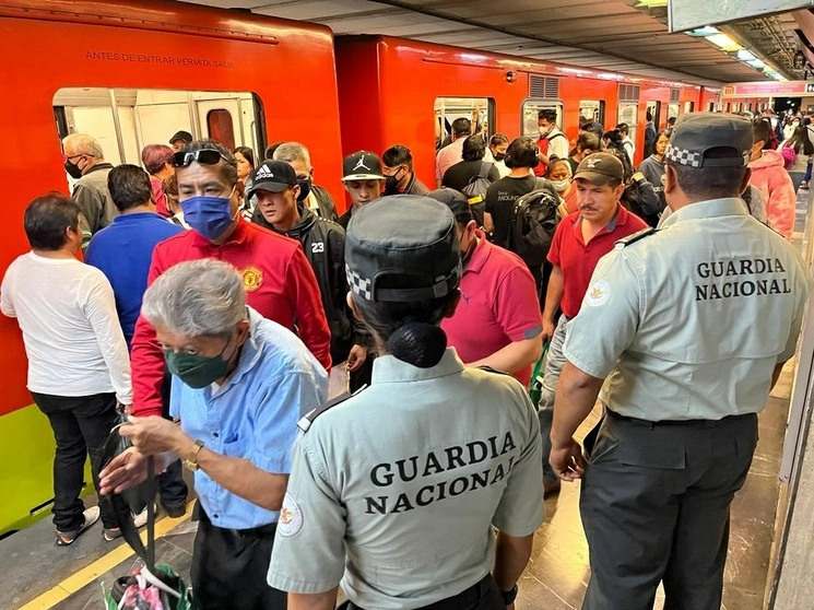 El comandantante de la Guardia Nacional, David Córdova Campos, señaló que hasta ahora se mantienen 90 elementos de esa corporación en apoyo a la seguridad en el sistema de transporte colectivo de la capital del país. Foto Luis Castillo / Archivo
