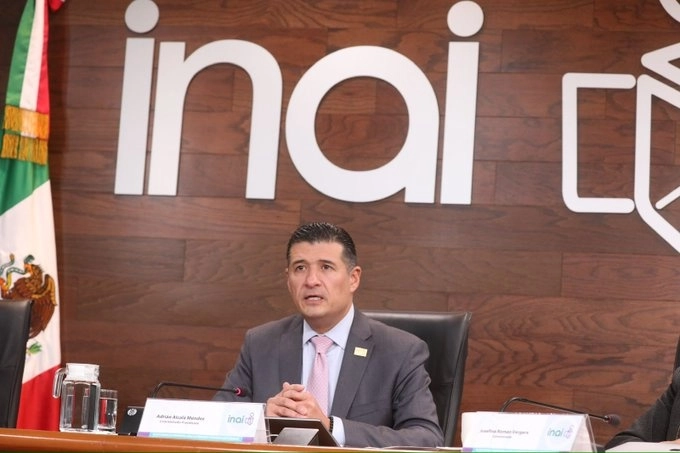 El comisionado presidente del INAI, Adrián Alcalá Méndez durante la sesión. Foto tomada de la cuenta de X @INAImexico