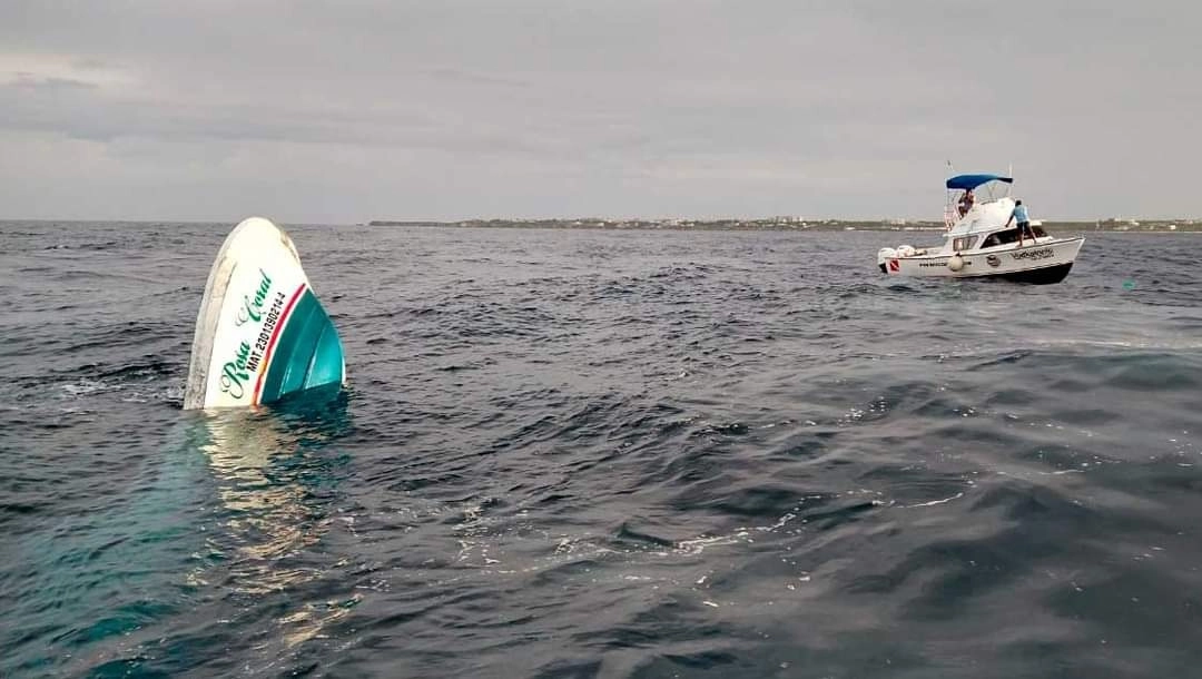 Personal de la Secretaría de Marina, Capitanía de Puerto y pescadores participaron en el rescate de los tripulantes. Foto Facebook TvIslaMujeres