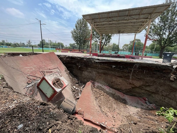 Un socavón se generó en el interior del deportivo Gertrudis Sánchez, en la alcaldía Gustavo A Madero, lo que provocó el derrumbe de unas oficinas y parte del gimnasio, en la Ciudad de México, el 3 de agosto de 2023. Foto Alfredo Domínguez