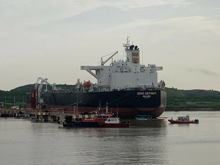 Dos de nueve tripulantes de una lancha de Pemex desaparecieron tras el hundimiento de su embarcación. Foto La Jornada