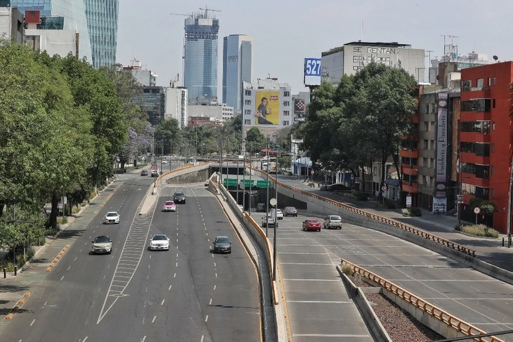 Escasa circulación de autos en el Periférico Sur de la Ciudad de México. Foto Marco Peláez