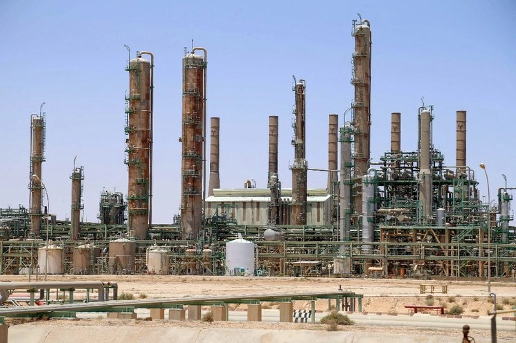 Una refinería de petróleo en Ras Lanuf, al norte de Libia. Foto Afp / Archivo