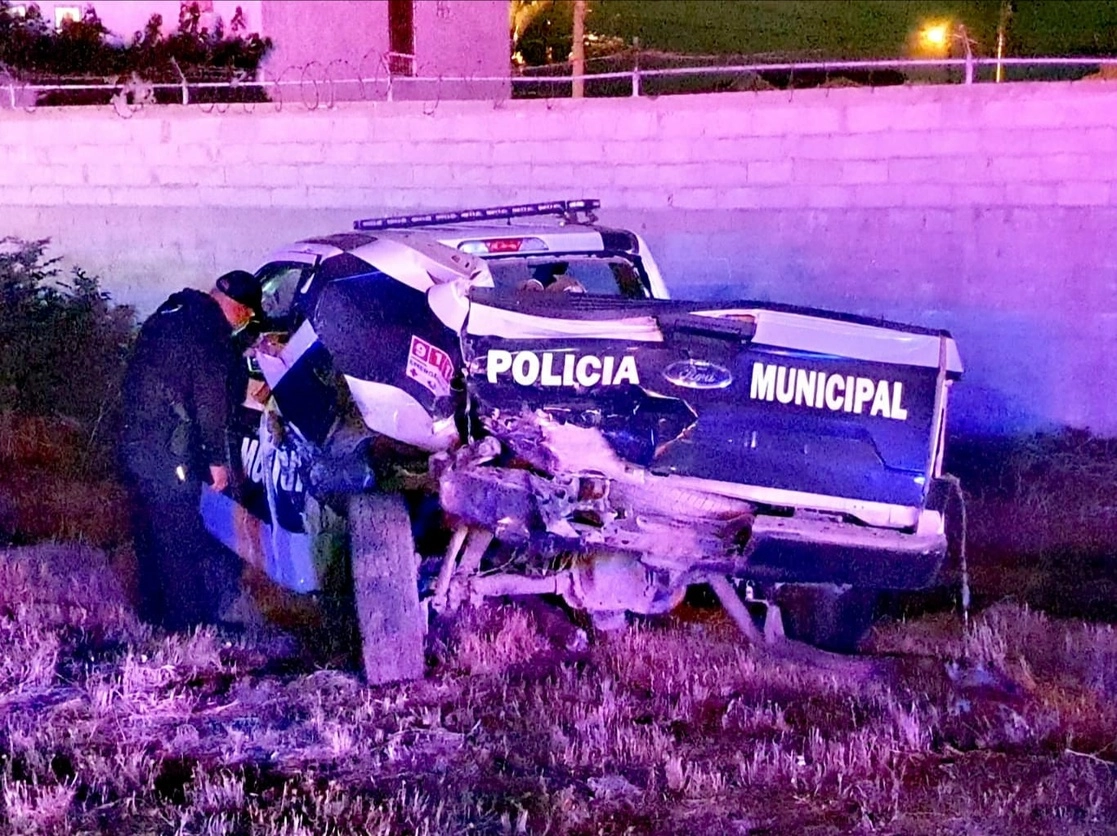 Clemente González conducía un Dodge Challenger, con placas de circulación de California, el cual salió del desnivel de la Autopista Escénica del kilómetro 28 y se estrelló con una patrulla de la Dirección de Seguridad Pública Municipal. Foto Lindero Norte