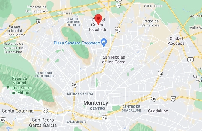 Dos personas fallecidas y tres heridos es el saldo de un accidente provocado por policías al chocar su patrulla contra una vivienda en el municipio de Escobedo. Imagen tomada de Google Maps