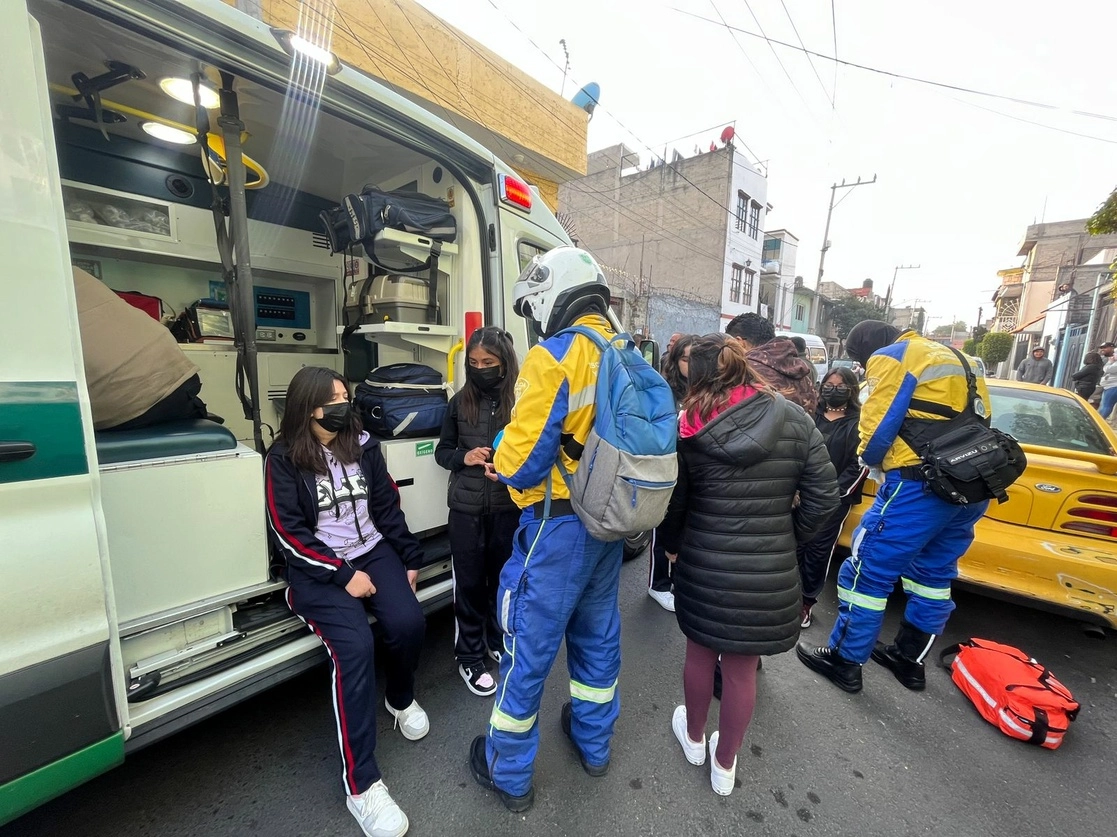 Al menos 13 menores resultaron heridos luego de que la unidad de transporte escolar en la que viajaban chocó en la calle Apatzingán, en la alcaldía Iztapalapa. Los estudiantes fueron atendidos por ambulancias del ERUM, SAMU y de la demarcación, el 23 de noviembre de 2022. Foto Alfredo Domínguez