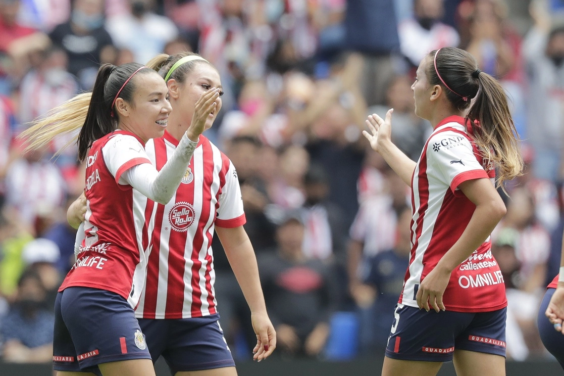 las rojiblancas a los dos minutos de juego, hicieron un penal con un disparo de pierna zurda.  Foto Twitter @ChivasFemenil
