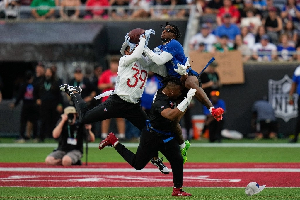 los jugadores más destacados de la NFC en el Camping World Stadium de Orlando estuvieron Kyle Juszczyk y George Kittle de los 49ers, Malik Nabers de los Gigantes y Justin Jefferson de los Vikingos. En la AFC, brillaron Joe Burrow y Ja’Marr Chase de los Bengalíes. Foto Ap
