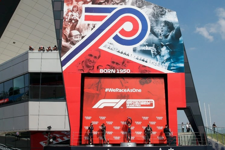El piloto de Red Bull, Max Verstappen, de los Países Bajos,celebra después de ganar el Gran Premio de Fórmula Uno del 70 ° aniversario en el circuito de Silverstone en, Inglaterra, el domingo 9 de agosto de 2020 . Foto Ap 