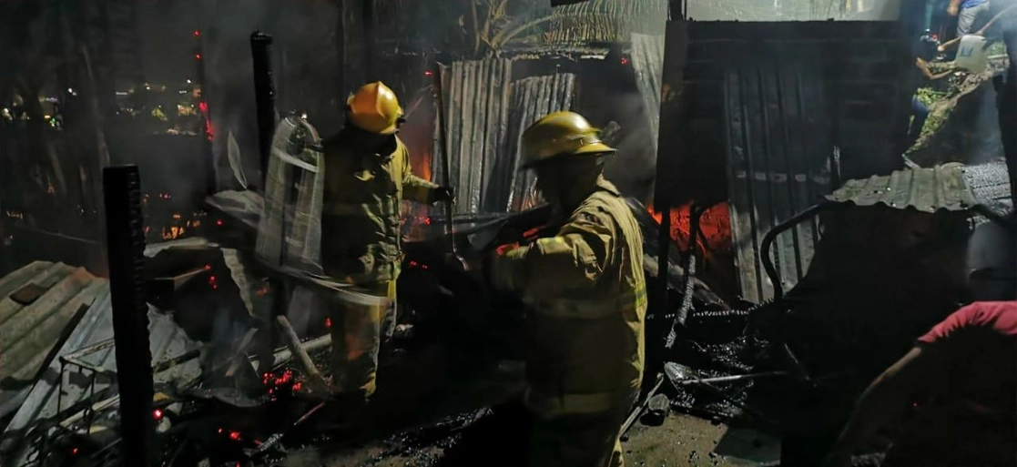 El incendio, ocurrido en el andador Quetzalcóatl de la colonia Azteca de Zihuatanejo, fue ocasionado al parecer por la quema de material de pirotecnia, informó el Centro Estatal de Alertamiento de la Secretaría de Protección Civil estatal. Foto cortesía de Protección Civil de Guerrero