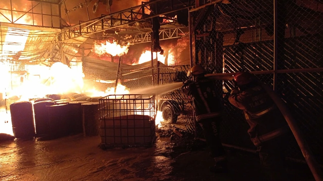El incendio se registro la madrugada del sábado en un almacén de productos químicos en en San Juan Ixhuatepec, Tlalnepantla. Foto ‘La Jornada’