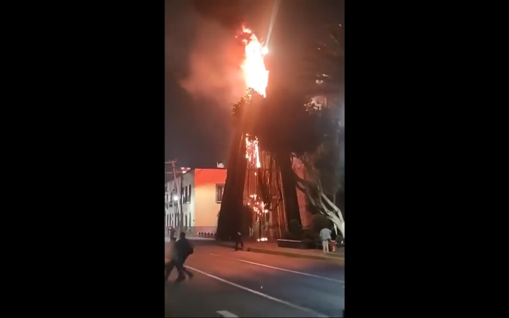 Captura de pantalla del árbol de Navidad de Naucalpan en el momento del incendio. 