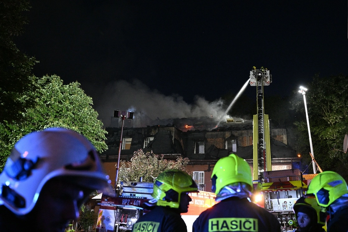 Bomberos combaten las llamas en el asilo de ancianos de la ciudad de Roztoky, República Checa, el 2 de junio de 2022. Foto Ap