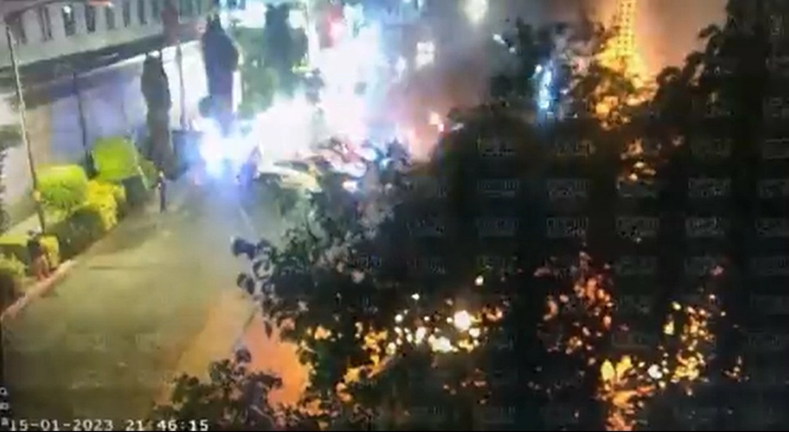 Cámaras del C5 captaron el momento en el que se incendiaba un auto abandonado en calles de la colonia Hipódromo de Peralvillo. 