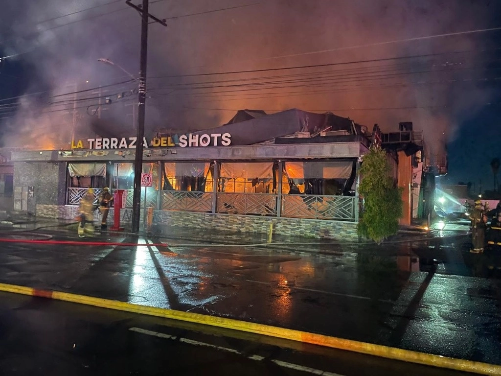 El siniestro que registró pérdida total de ese antro y parcial de los establecimientos contiguos, ubicados en la confluencia del boulevard Benito Juarez y calzada Francisco L. Montejano, se produjo a las 19:30 horas. Foto  La Jornada 