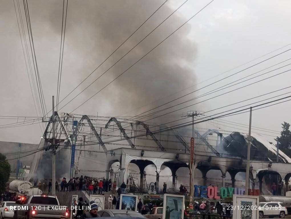 Equipos de emergencia, acudieron al lugar para combatir el fuego y evitar que se extendiera a inmuebles cercanos. Foto 'La Jornada'