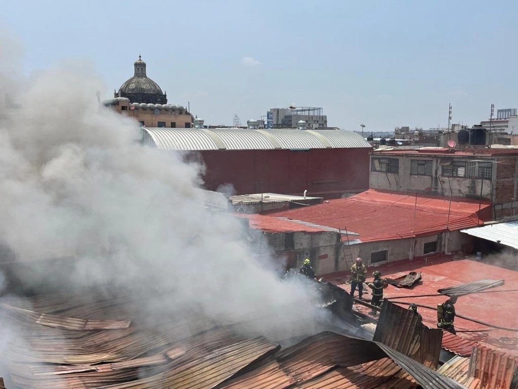 Fuerte movilización de equipos de emergencia ante el registro de un incendio en una bodega comercial ubicada sobre la calle República de Colombia, en el Centro Histórico capitalino, el 30 de mayo de 2024. Foto Alfredo Domínguez
