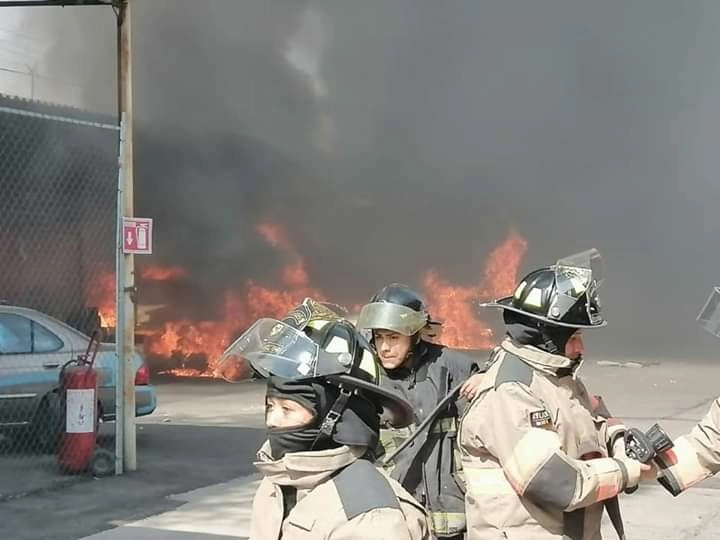 Bomberos de Ecatepec combaten el incendio ocasionado por la explosión de tanques de gas LP en el Parque Industrial Xalostoc. Foto La Jornada