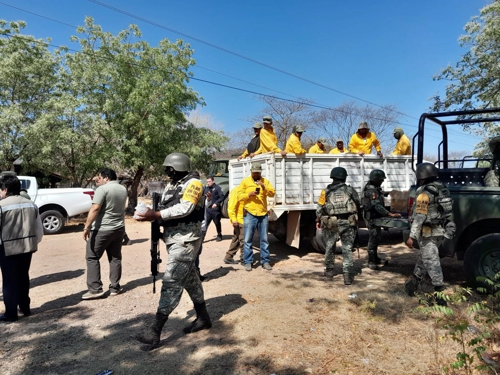 Ejidatarios se sumaron a la GN y a Protección Civil para combatir el incendio en el bosque de la sierra de El Aguaje, en el municipio sinaloense de Elota. Foto ‘La Jornada’
