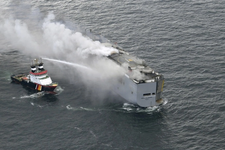 El buque con bandera de Panamá ‘Fremantle Highway’, transportaba tres mil automóviles cuando comenzó el incendio, el 26 de julio de 2023. Foto Ap