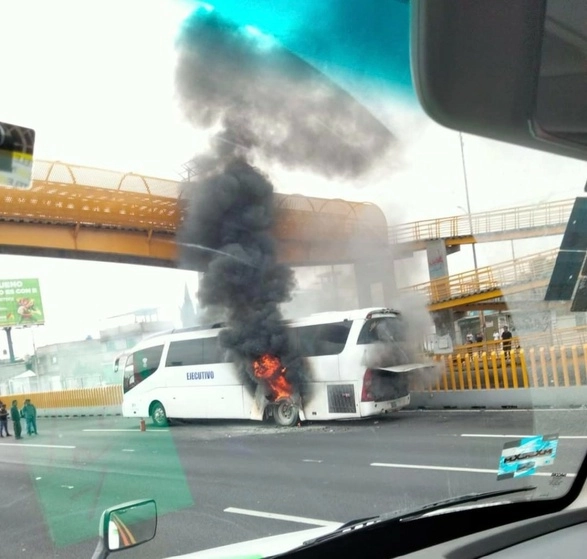 
La columna de humo de color negro que alcanzó una altura de más de 20 metros. Foto La Jornada 
