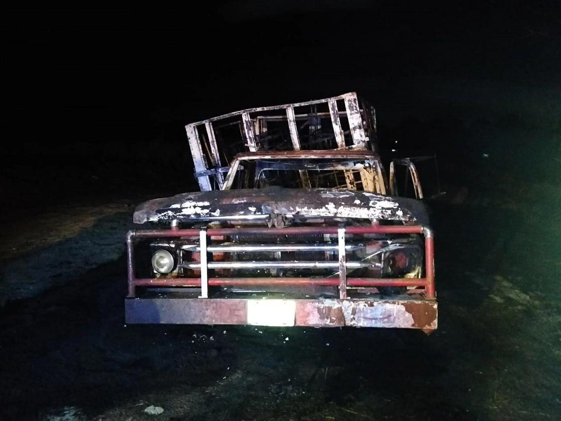 Una camioneta cargada con cuatro contenedores, con capacidad de mil litros cada uno de gasolina, se incendió cuando presuntos ‘huachicoleros’ los transportaban durante la madrugada de este miércoles 23 de marzo de 2022. Foto ‘La Jornada’