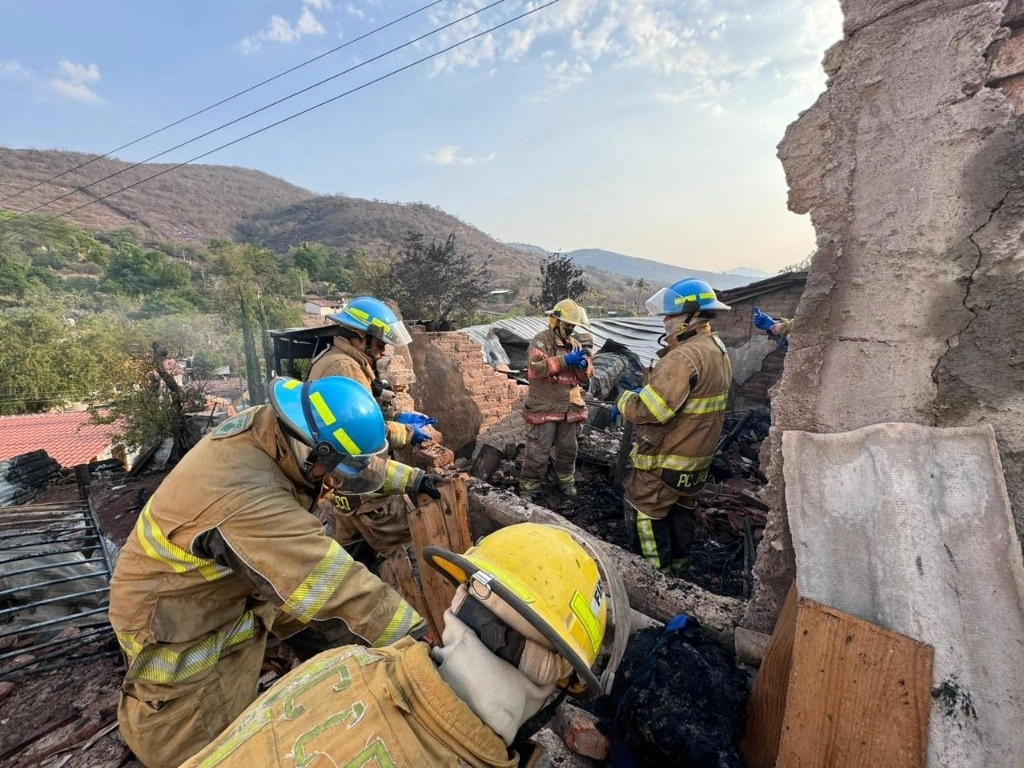Bomberos y personal de protección civil estatal acudieron a sofocar las llamas del incendio ocurrido en una casa en la comunidad de Coatlancillo, en el municipio jalisciense de Tonaya. Foto Tomada de X @PCJalisco
