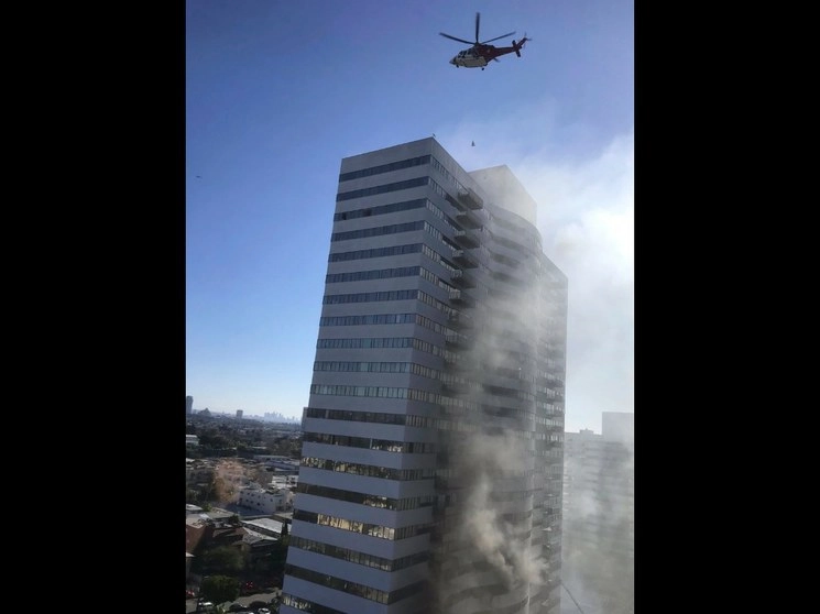 Un incendio estalló el miércoles en un edificio residencial de 25 pisos en Los Ángeles. Foto Ap