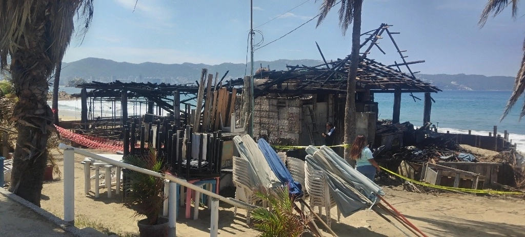 Una enramada de aproximadamente 70 metros cuadrados se incendió en la playa Papagayo, dejando sólo daños materiales, el 17 de julio de 2024. Foto Héctor Briseño